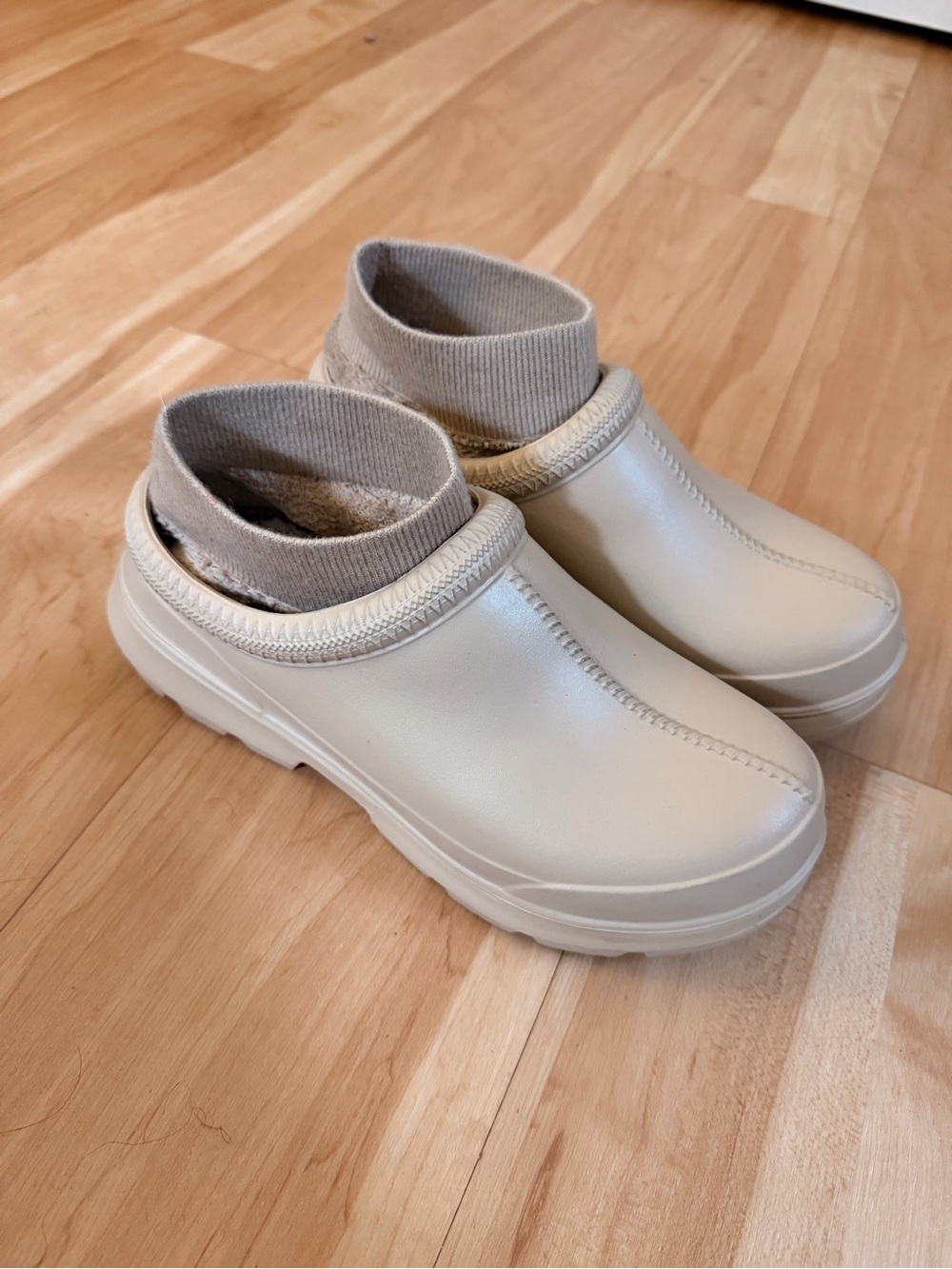 UGG Tasman X clogs in Neutral Tan - Picture 4 of 10